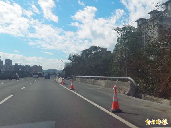 國道1號湖口南下竹北路段，尖峰時段容易壅塞，因此高公局有規劃開放路肩時段，以加速車流；但最近因為施工暫時封閉。
    （記者廖雪茹攝）