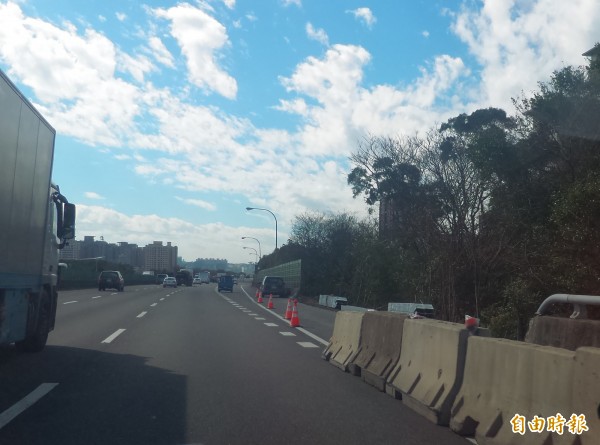 國道1號89.5到90.45公里南下路段，正在施作隔音牆加高工程，路肩暫時封閉，預計至2月12日後才會重新開放，高公局提醒用路人留意。 （記者廖雪茹攝）