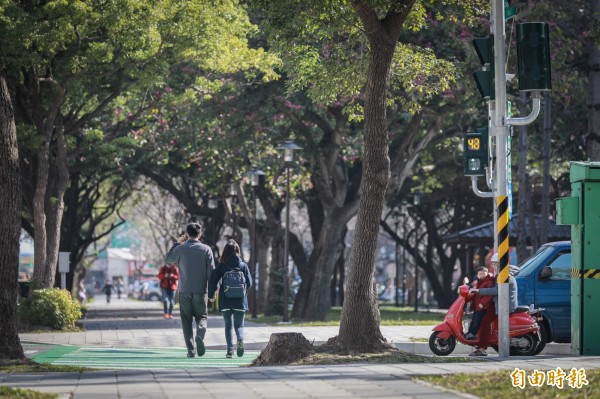 新竹市政府交通處在經國綠園道五個路口設置行人通行的號誌燈，讓行人行走更安全。（記者洪美秀攝）