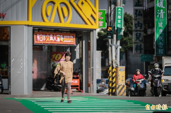 新竹市政府交通處在經國綠園道五個路口設置行人通行的號誌燈,讓行人行走更安全。(記者洪美秀攝)