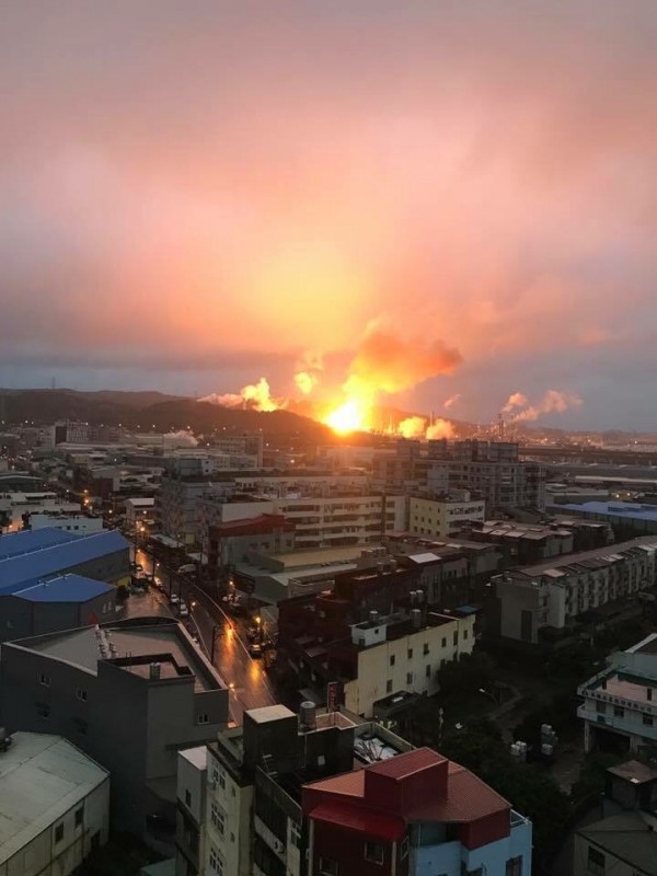 中油桃園煉油廠傳爆炸,清晨驚醒周邊住戶。(翻攝自臉書)