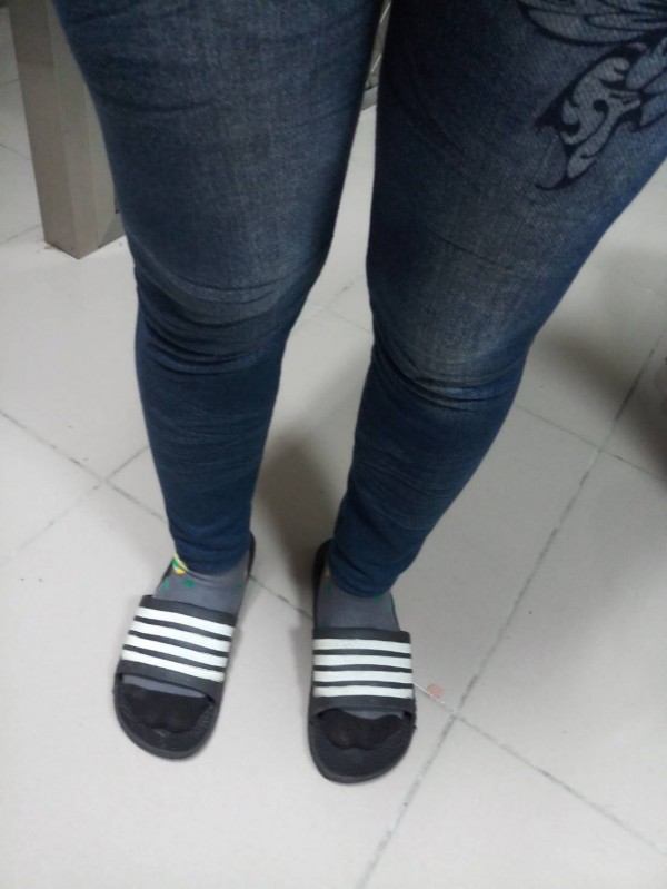 女賊每次行竊都穿同雙拖鞋，成為最醒目特點。（記者鄭名翔翻攝）