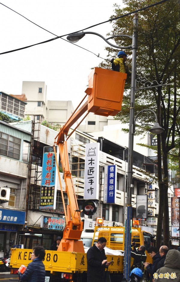 桃園市政府工務局今天在中壢區啟動「天空纜線清整專案」。（記者李容萍攝）