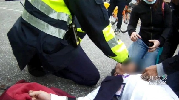 警民接力替張男進行CPR。（記者余衡翻攝）