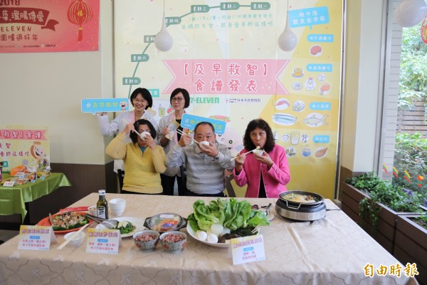 營養師開小7菜單，教民眾從飲食預防失智症。（記者邱芷柔攝）