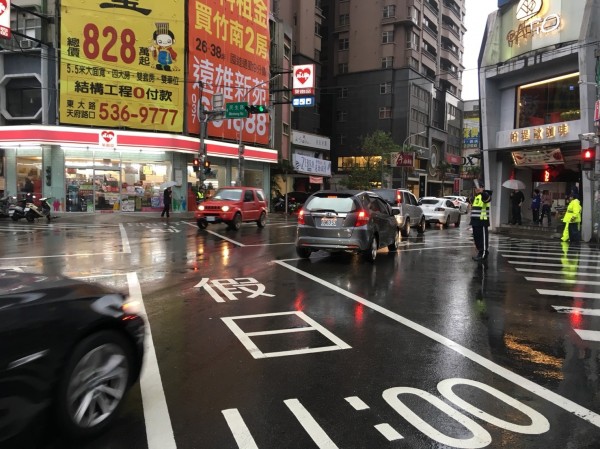 為加強農曆春節連續假期交通疏導，維持行車順暢，新竹市警局交通隊今指出，將配合高速公路出入口匝道管制措施，運用竹市路口監視系統實施「e視訊巡邏」彈性交通管理。（警方提供）