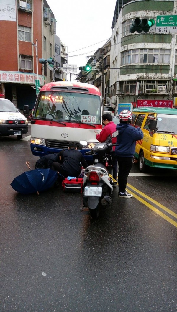 公車轉彎時不慎撞上路人，警消人員到場搶救。（記者曾健銘翻攝）