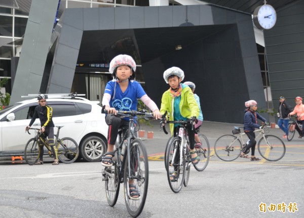 大華國小小鐵人進行環島之旅，知道路途中將會遇到寒流、風雨，穿戴在身上的防風、防寒衣物一應俱全。（記者王峻祺攝）