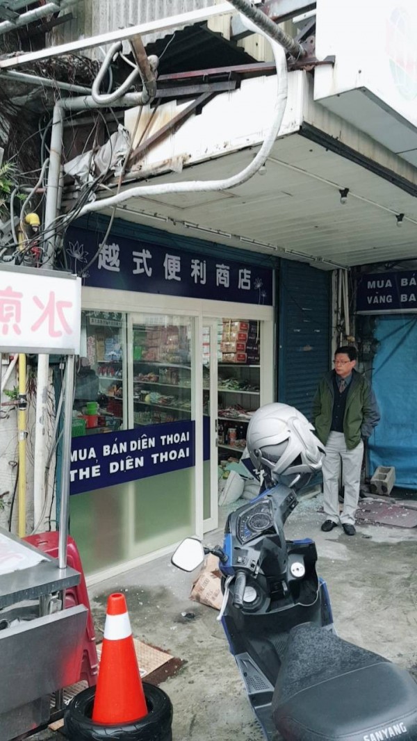 台鐵竹北車站附近一間越式便利店，遭小偷搜刮店內玻璃櫃展示的K金、黃金等金飾，損失數十萬元。（記者廖雪茹翻攝）