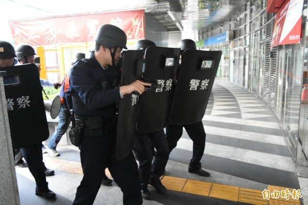 警持盾牌演練。（記者黃旭磊攝）