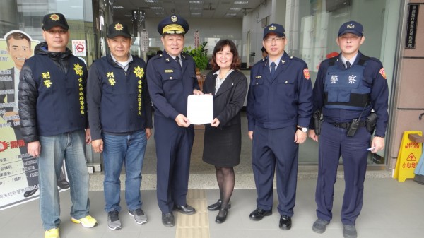 白河警方無預警演練銀行防搶，過程逼真，分局長陳建民表揚配合演練銀行。（記者王涵平翻攝）