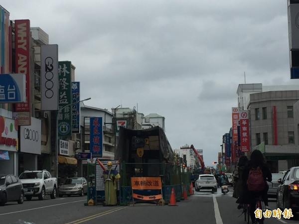 台東市中華路污水下水道施工，影響交通。（記者張存薇攝）