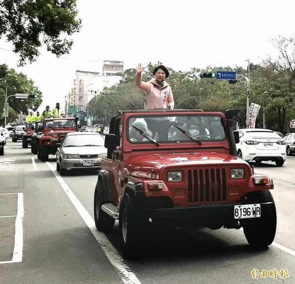 參選台南市長的立委陳亭妃今日起車隊掃街大台南，陳亭妃提出「大新營區三願景」，多項重大建設不讓溪北邊緣化，強化特色農業活絡地方經濟，吸引年輕人返鄉工作。（記者王涵平攝）