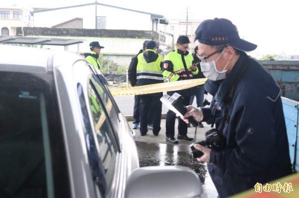 鑑識人員到犯嫌的汽車勘驗。（記者林敬倫攝）