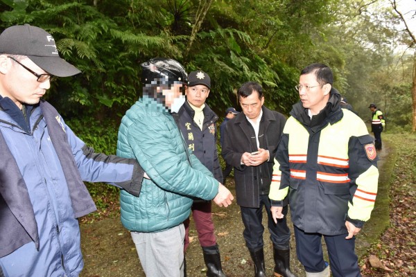 宜蘭分局長莊武能（右一）察覺吳男涉有重嫌。（記者簡惠茹翻攝）