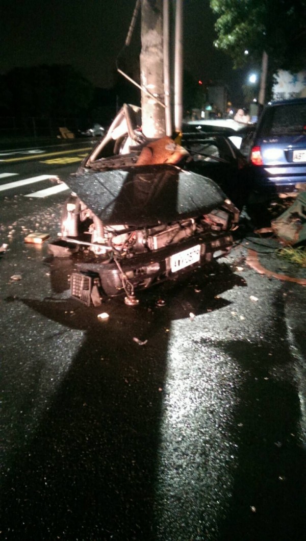 疑天雨路滑，中市烏日發生一起自用車駕駛自撞電線桿的死亡車禍（記者蘇金鳳翻攝）