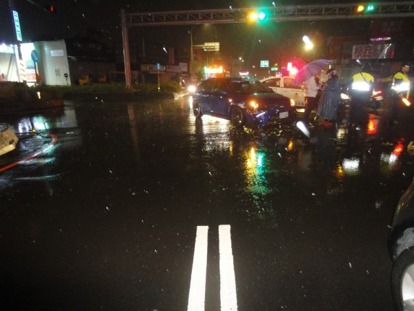 邵男逃亡過程中，撞毀路過民眾車輛。（記者陳薏云翻攝）