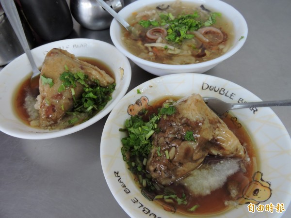 萬林肉粽及肉羹每天現做,讓人一吃成主顧。 (記者張存薇攝) 萬林肉粽及肉羹每天現做,讓人一吃成主顧。 (記者張存薇攝)