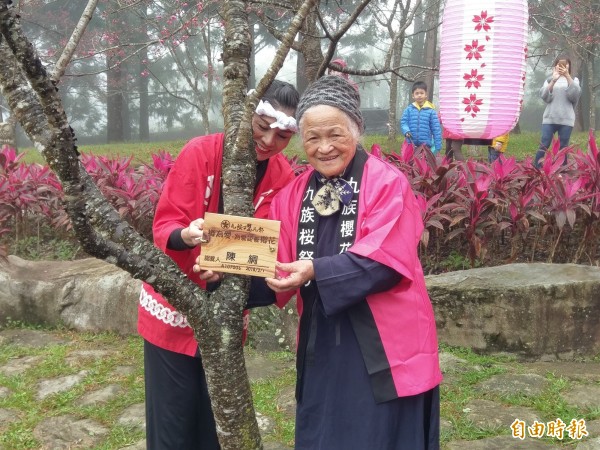 九族櫻花祭開跑，今年結合櫻花認養捐款，埔里陳綢阿嬤（右）也到場，感謝企業關心社會弱勢。（記者劉濱銓攝）