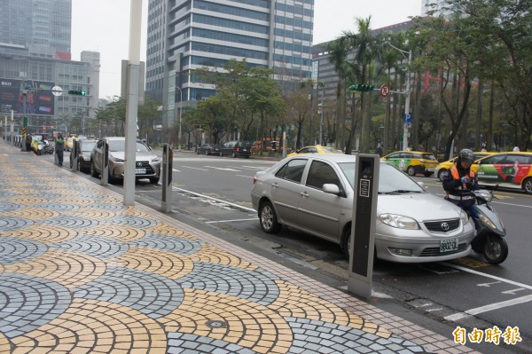 台北市新上線「停車欠費戶等車輛即時停車資訊通知系統」，可即時發現停車、罰單欠費車主。（記者黃建豪攝）