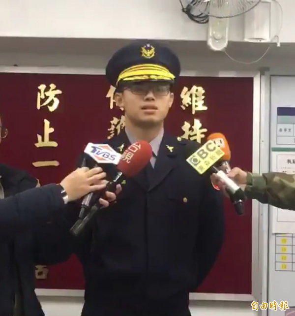 台北市內湖警分局東湖派出所長柯人傑說明。（記者陳恩惠攝）