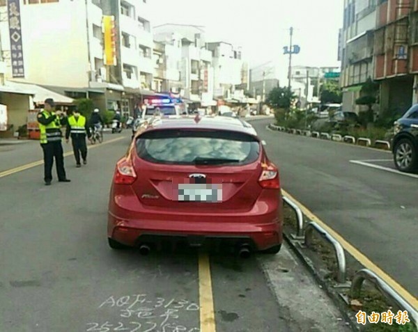 豐原拖吊場派車拖吊后里復興街違停車輛。（記者張軒哲攝）