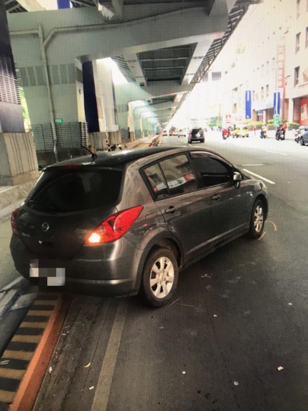 邱男P檔、R檔分不清，人下車買東西，車子後滑撞到一堆車。（記者徐聖倫翻攝）