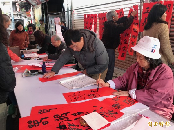 民眾索取書法家的墨寶。（記者張瑞楨攝）