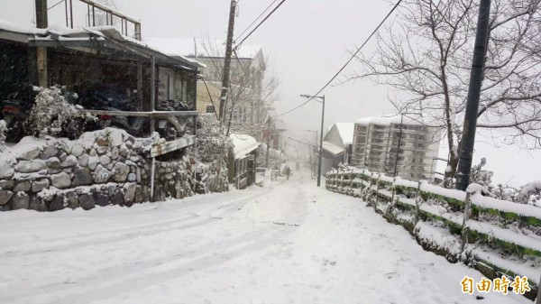 2年前霸王級寒流過境，復興區拉拉山降下大雪，成了一片銀色世界。（資料照）