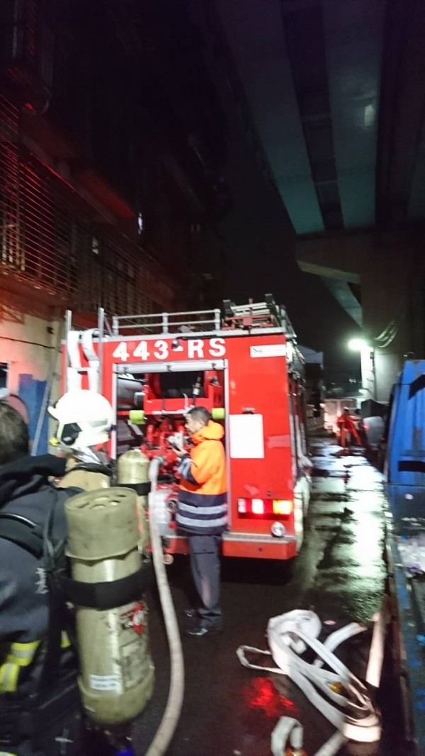 基隆市成功一路5樓民宅晚間發生火警，基隆市消防局仁愛消防分隊全力灌救中。（記者林嘉東翻攝）