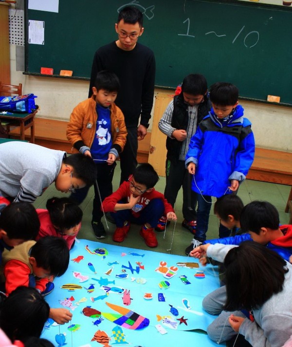 小朋友高興地玩起「年年有餘」釣魚大賽。（記者張勳騰翻攝）