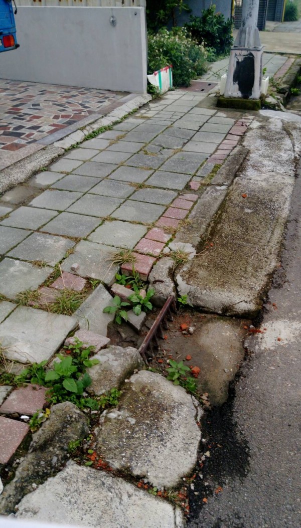 十興國小周邊的勝利一街等道路人行道有破損情況，竹北市公所今年將辦理改善工程，打造友善的通學廊道。（記者廖雪茹翻攝）