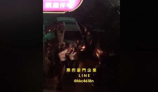 苗栗市某家卡拉OK，今天凌晨發生鬥毆情事，警方獲報後到場，相關人等已離去，經警方初步了解，為朋友飲酒歡唱，離開時為了結帳問題，2名友人大打出手。（翻攝自「黑色豪門企業」）