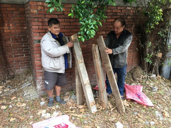 嫌犯挑選有價值的檜木樑柱結構以鋸子拆卸。（記者蔡清華翻攝）