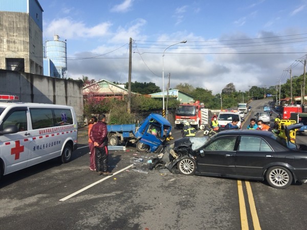 黑色小客車疑似跨越雙黃線，與對象藍色小貨車對撞，人均受困車內。（記者李忠憲翻攝）