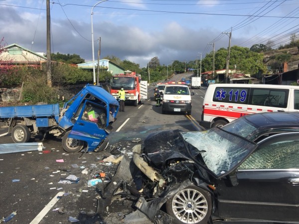 東勢區東蘭路兩車對撞，車頭均全毀。（記者李忠憲翻攝）