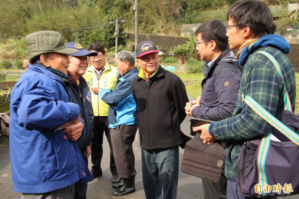 新竹縣政府農業處山保科科長盧宥宇（右2起向左）、縣議員嚴永秋、鎮公所主祕吳祥光（左3）今天均到場會勘連姓男子土地使用狀況。（記者黃美珠攝）