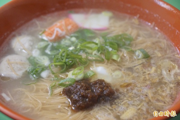 生魚片的剩肉煮成一碗碗滋味鮮美的鍋燒麵。（記者黃佳琳攝）