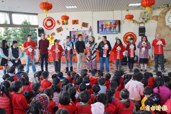 外師一起接受小朋友的過年祝福。（記者詹士弘攝）