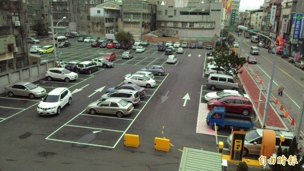 大甲文武停車場收費後，停車格眾多。（記者張軒哲攝）