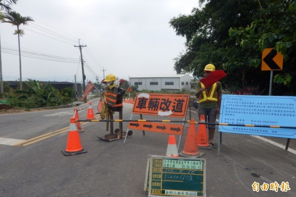 台水公司於后里區太平里進行延管工程。（記者張軒哲攝）