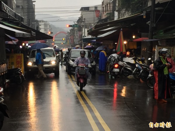 七堵崇智街今年首度封街讓民眾安全辦年貨。（記者盧賢秀攝）