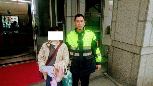 警員尤嵩元與受騙的瘖啞婦人。（記者邱俊福翻攝）