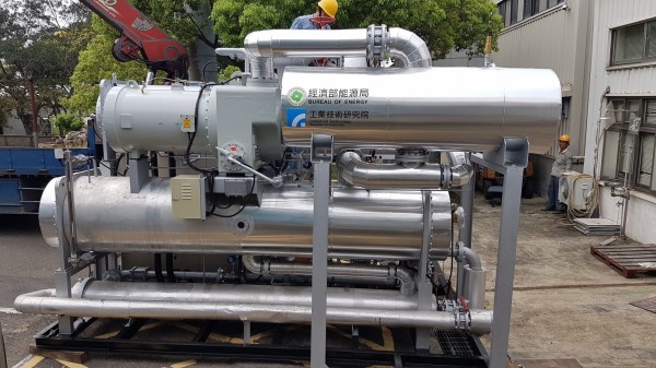 能源局预告修正地热奖励示范办法，多项申请条件大放宽外，每案补助金上限从5千万翻倍至1亿元。图为台电绿岛地热发电机。（台电提供）