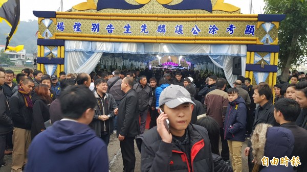 涂讓麟為苗栗縣公館鄉人，為竹聯幫雷堂創堂元老，也曾擔任堂主，日前因肝癌過世，今天辦理告別式。（記者彭健禮攝）