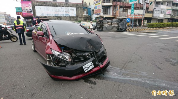 與救護車相撞的自小客車頭受損。（記者丁偉杰攝）