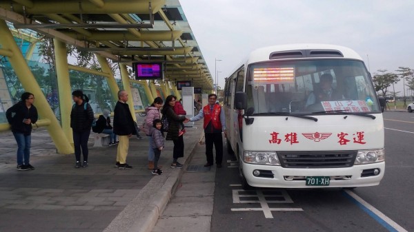 高市交通局提供民眾前往崗山之眼的交通方式，圖為崗山之眼觀光公車。（交通局提供）