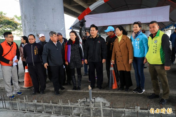 中市龍井區龍田橋下方空地，今年5月將有直排輪曲棍球場及溜冰場各一座，市長林佳龍（右五）前往視察。（記者蘇金鳳攝）