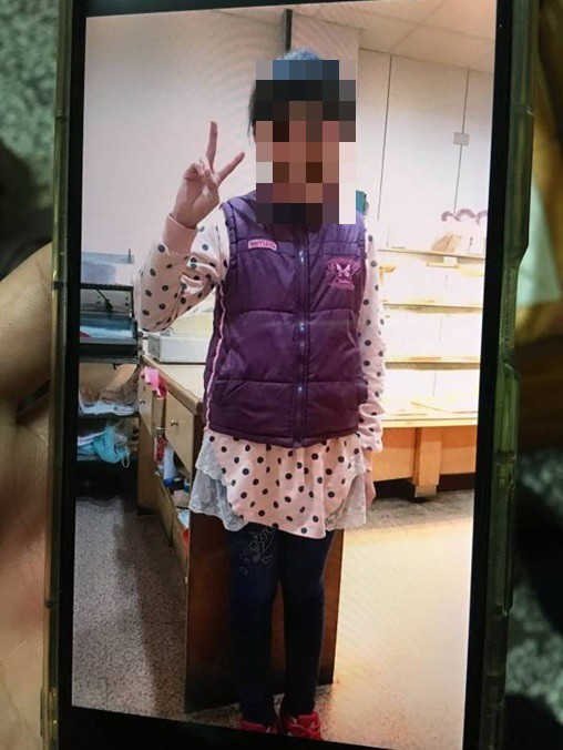 陳女用撿來的手機為女兒拍照上傳到雲端，成為犯罪證據。（警方提供）