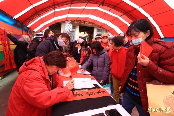 活動也有書法名家寫春聯，供民眾索取。（記者李忠憲攝）